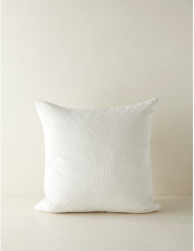 Lumi Textured Pillow by Sarah Sherman Samuel est présent 